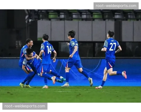 申花定位球防守准备不足 多次被对手抢到第一落点